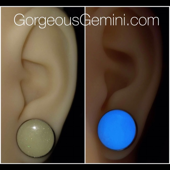 Glow in the dark stud earrings - Picture 1 of 4